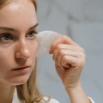 Lodowy dotyk piękna: 5-minutowy rytuał na promienną cerę