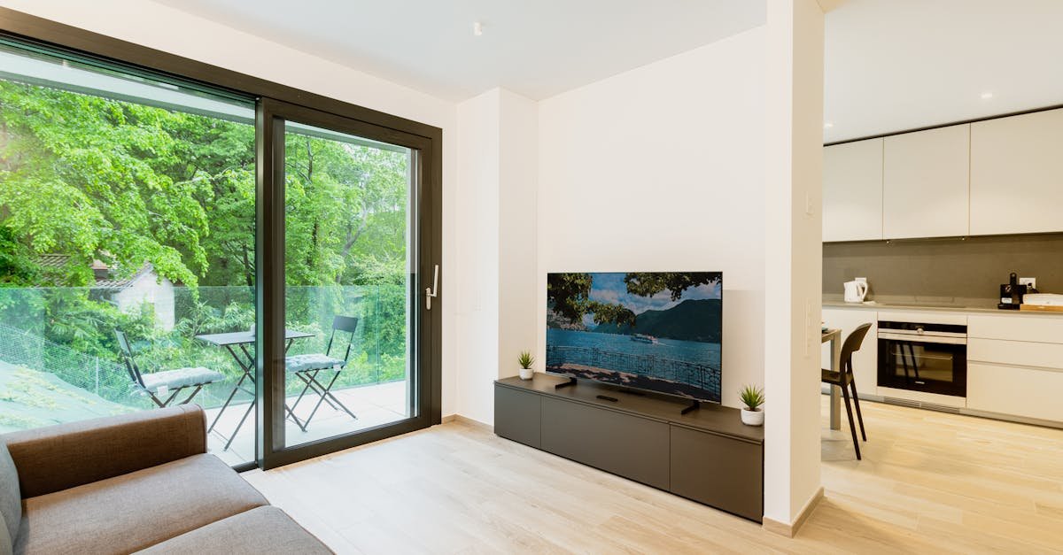 Jasny salon bez odblasków: jak wybrać telewizor odporny na słońce