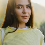 Dzianinowa kamizelka + koszula: duet, który robi wrażenie — 9 stylizacji od biura po weekend